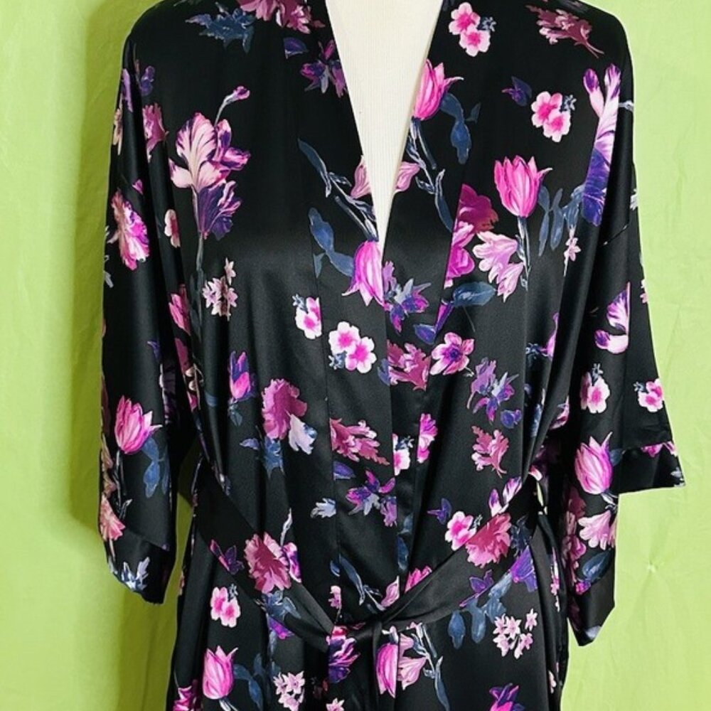 VICTORIA'S SECRET Size M/L Kimono Sleeves Black Floral Short Robe with Pockets